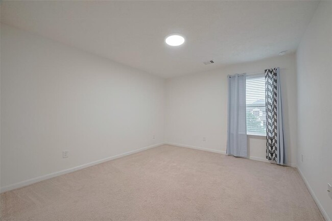 Building Photo - 5011 Pine Ridge Knoll Ct