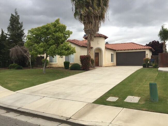 Primary Photo - Wonderful 4+2 located North of Stockdale H...