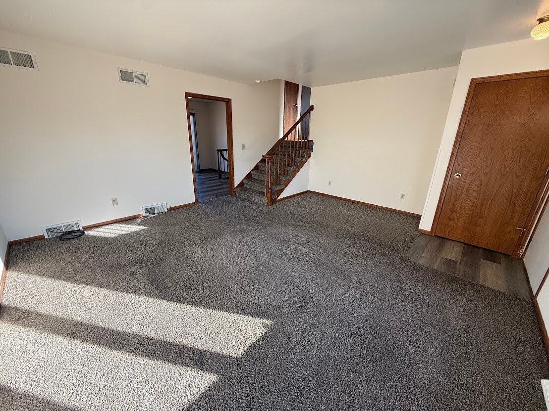 Building Photo - 1102 Smedal Dr