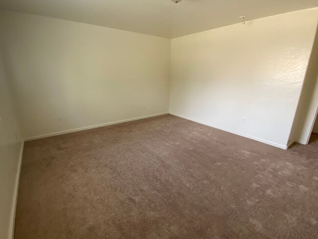 Building Photo - Charming home for rent in Visalia