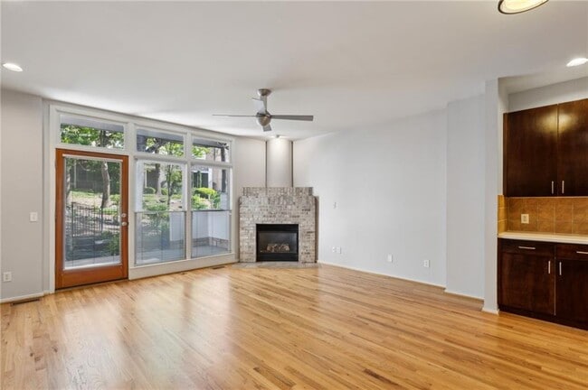 Building Photo - 1294 Fernwood Cir NE