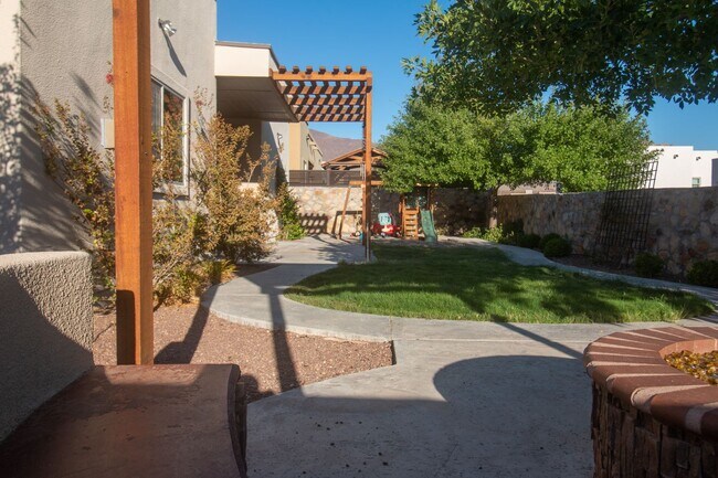 Building Photo - Stunning 4 bedroom, 2,5 bath home in West ...