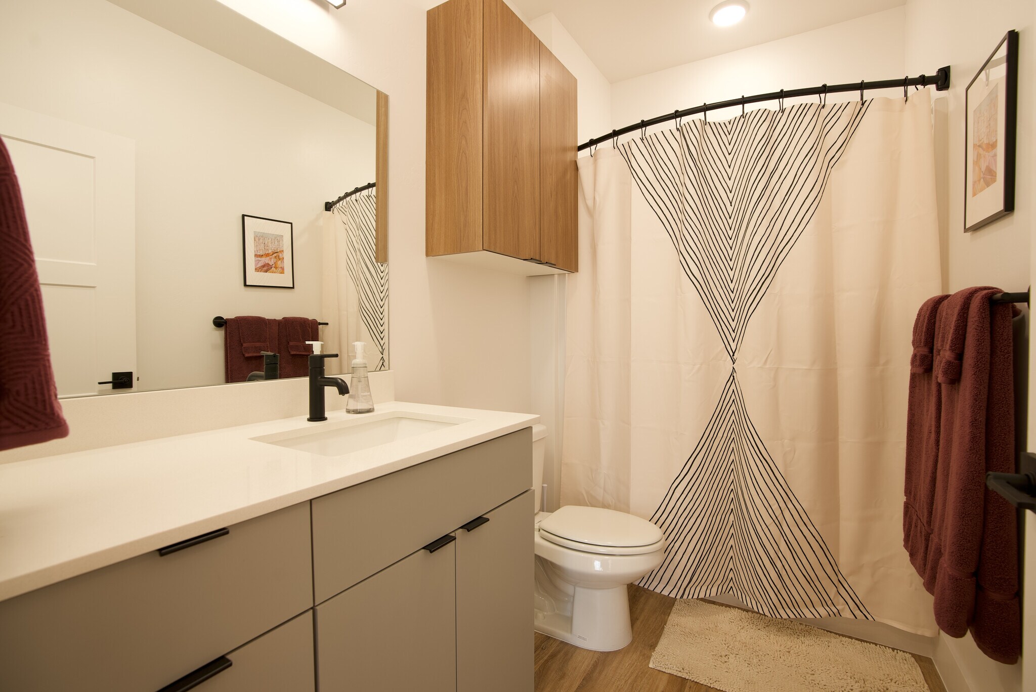Ensuite bathroom of primary bedroom - 525 N 1st St