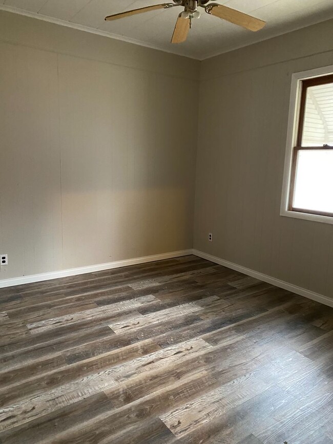 Building Photo - 2 Bedroom For Lease in Johnston City!