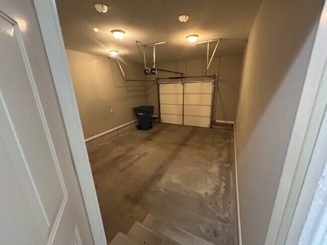 Building Photo - 2BD 2BA DUPLEX IN BAXTER