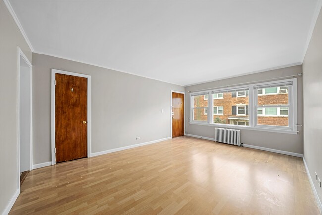 Building Photo - Spacious First Floor 2-Bedroom Close to St...