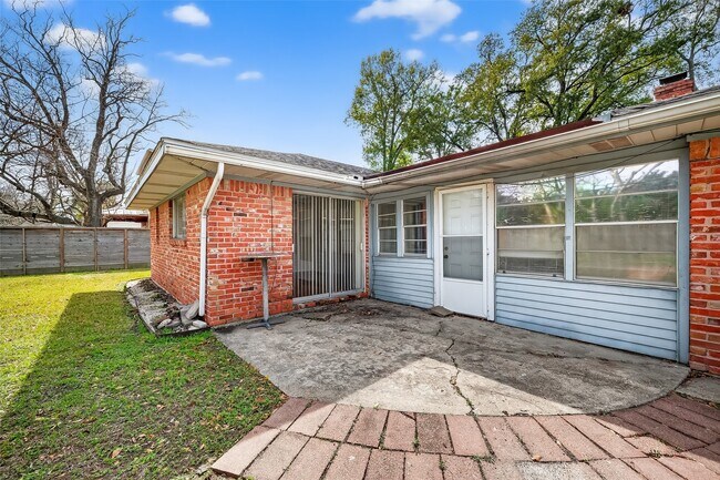 Building Photo - 2319 Blue Willow Dr