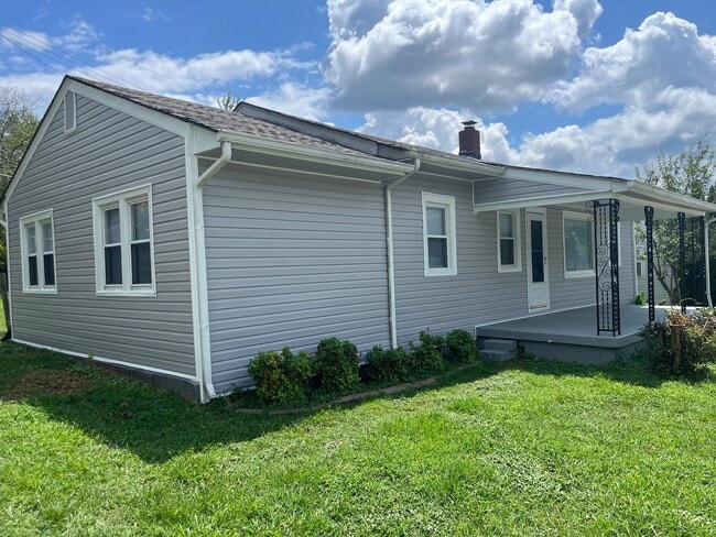 Primary Photo - Remodeled three bedroom two bath cottage w...