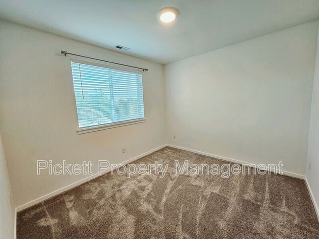 Building Photo - 946 NW Highgarden Dr