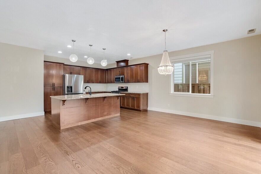 Building Photo - 28616 Greenway Dr