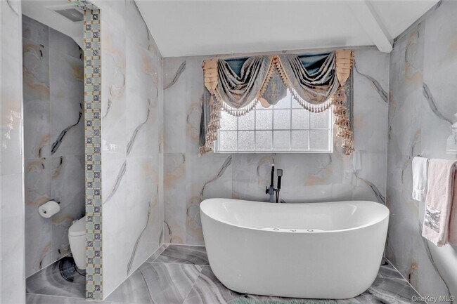 Building Photo - 120 Majestic Dr