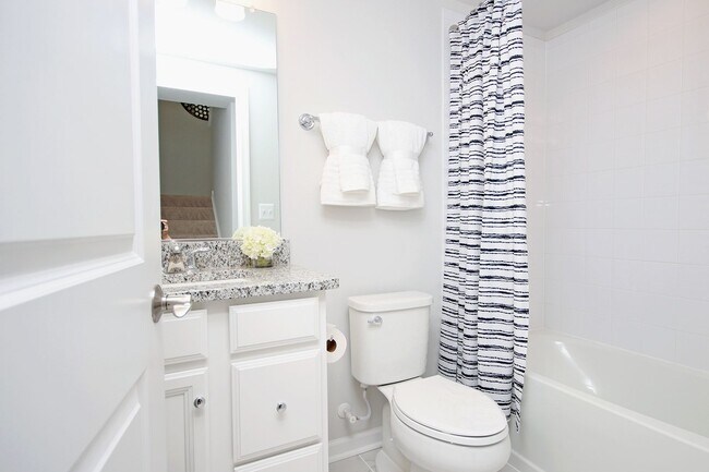 Building Photo - End-Unit Avon Park Townhome Near Biscuit Run Park