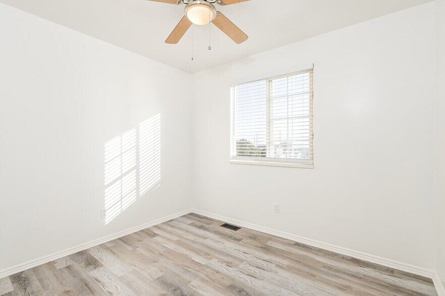 Building Photo - 2563 200 E