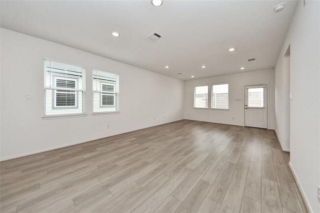 Building Photo - 18010 Whitetail Run Ln