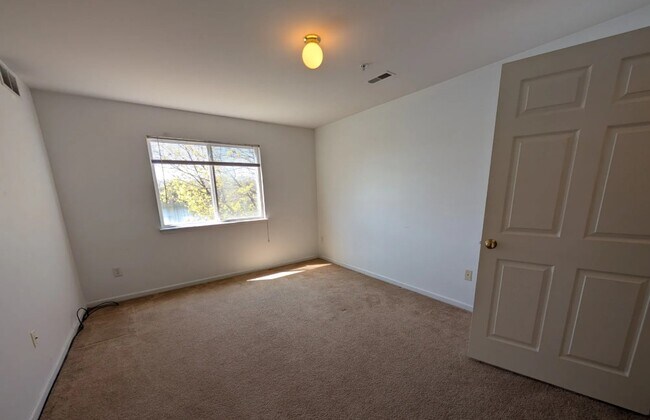 Building Photo - 850 Amanda Ln