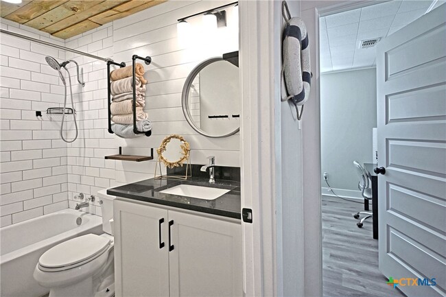 Building Photo - 553 Scenic Dr