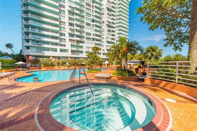Building Photo - 300 South Pointe Dr