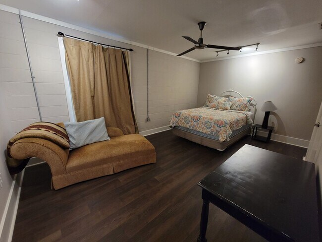 Building Photo - Spacious and newly renovated 3 bed 2 bath ...