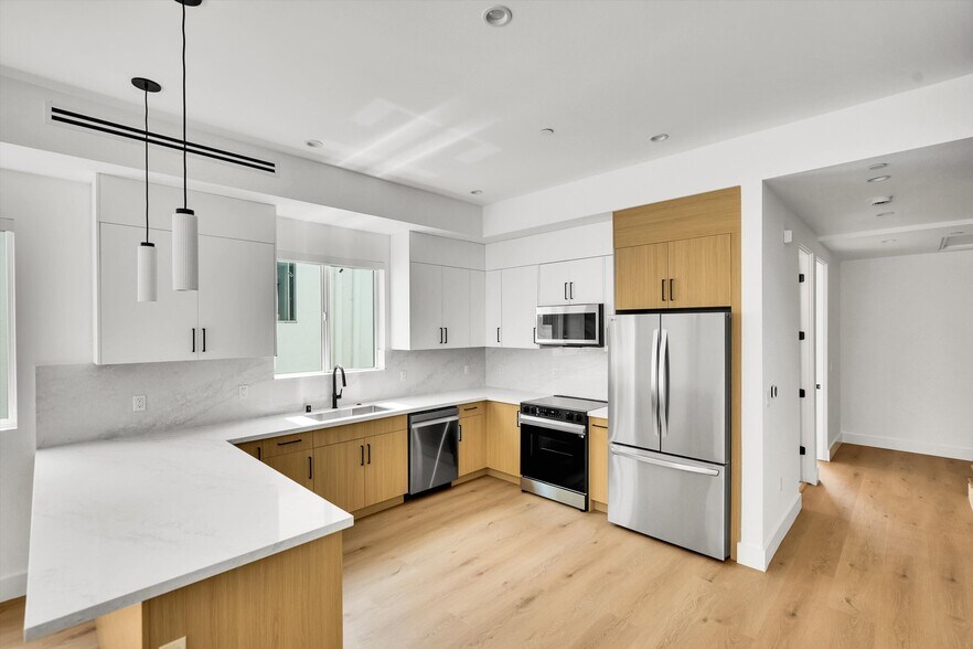 Stainless Steel Appliances - 5024 Cahuenga Blvd
