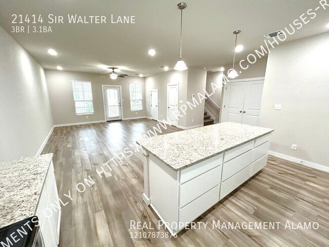 Building Photo - AVAILABLE NOW! Tri-Level 3 Bedroom / 3.5 B...