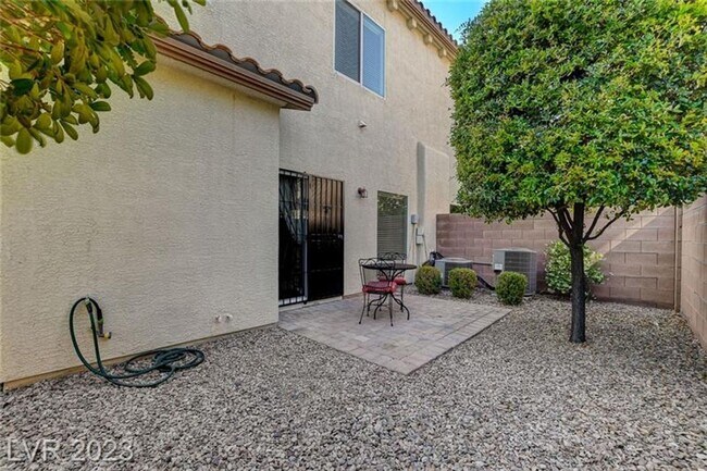 Building Photo - Guard Gated wonderful community 3 Bedroom Townhome!