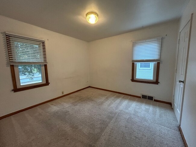 Building Photo - Lovely 2 bedroom Upstairs of a Duplex for Rent