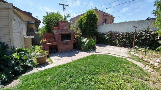 Building Photo - Gorgeous and Spacious 3-Bedroom 2-Bath home with Built-In BBQ, Garage, Hardwood Floors & Yard! MO...
