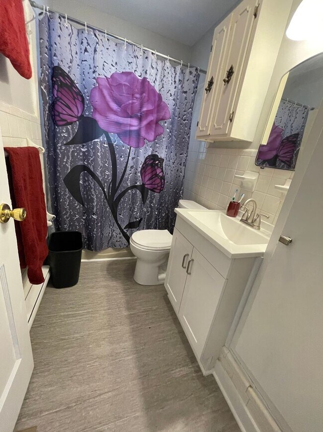 Building Photo - Updated 3 Bedroom- Convenient to Restaurants, Cone Hospital & Wendover Ave