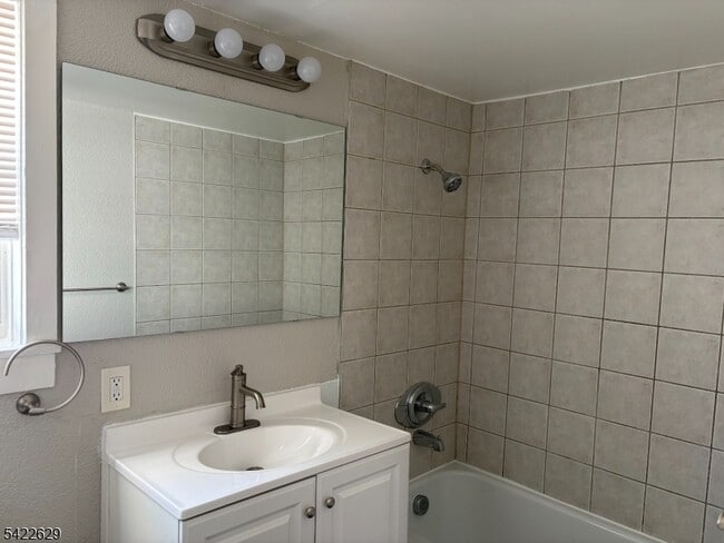 Building Photo - 106 Grand St