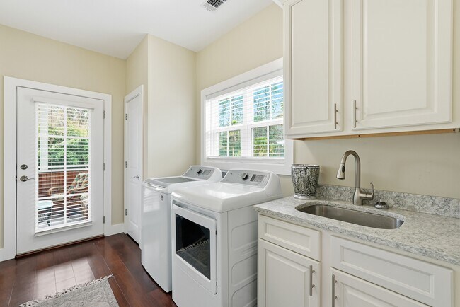 Building Photo - Prime Coastal Location!