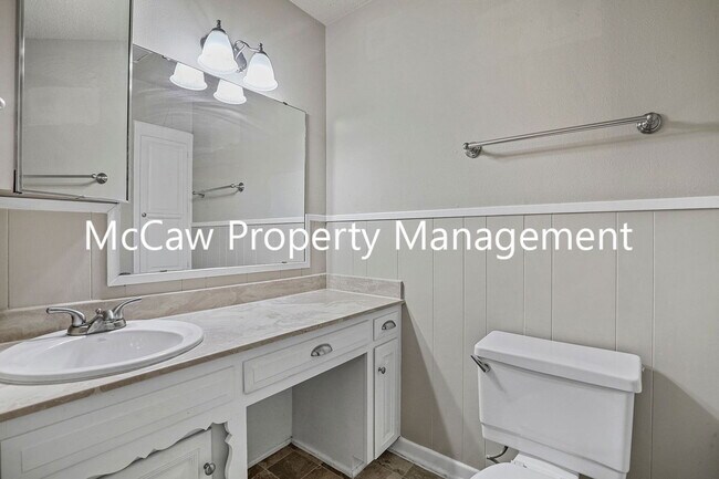 Building Photo - 1110 Rosedale Dr