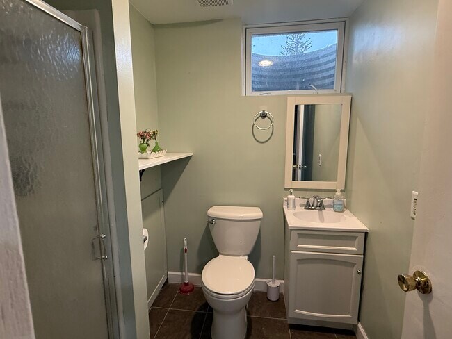 Building Photo - 2505 Zinran Ave S