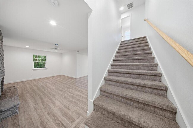 Building Photo - 5005 Cottonwood Cir