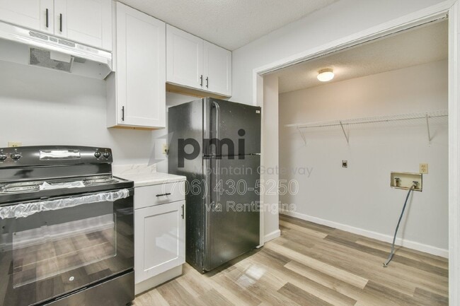 Building Photo - 42 Greenwood Cir