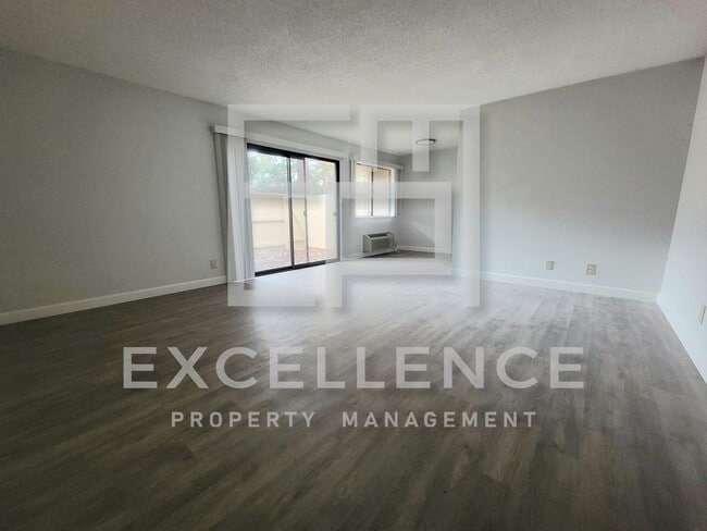 Building Photo - 2/1 With Private Patio, AC, Updated Kitche...