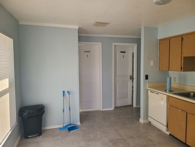 Building Photo - Room for rent. private bedroom with shared...