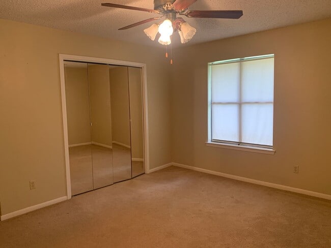Building Photo - Cozy and Quaint 2 bedroom 2 bath with bonu...