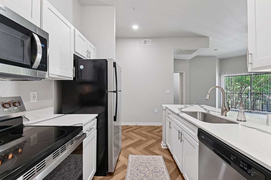 2BD, 2BA - 1170SF - Kitchen - The Link at Plano