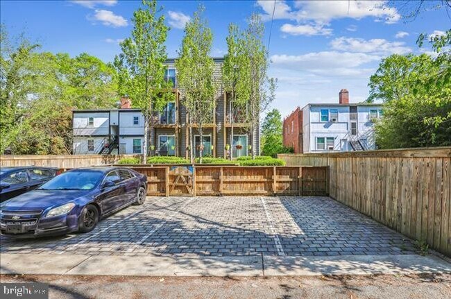 Building Photo - 1340 Nicholson St NW