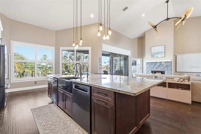 Building Photo - 909 Allegro Ln