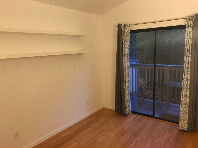 Building Photo - 512 Lewis Ln