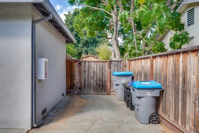 Building Photo - Private ADU with Fenced Yard, Indoor Laundry, and Prime Location