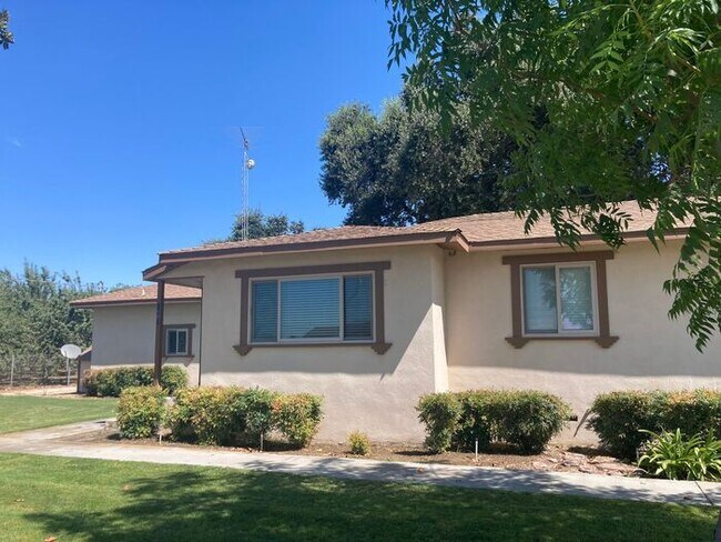 Building Photo - Turlock Country Living 3 Bedroom 2 Bath Home