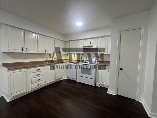 Building Photo - Fully Remodeled 3 Bedroom 2 Bathroom
