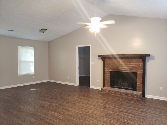 Building Photo - Spacious Ranch-Style 3 Bedroom Home with Bonus room Large back yard!