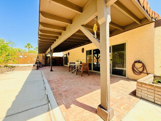 Building Photo - Available August 1st! Beautiful fully furnished single-story home located in the prestigious Span...
