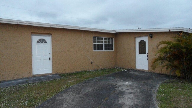 Building Photo - 700 N 70th Ave