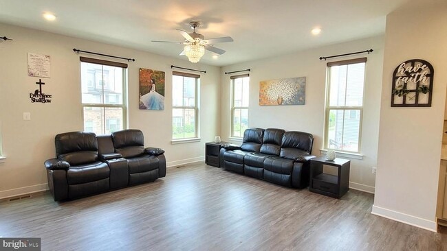 Building Photo - 8667 Shady Pines Dr