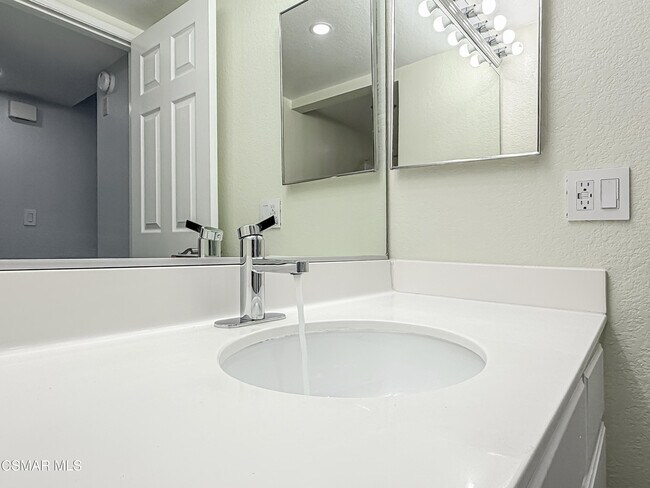 Building Photo - 5744 Oak Bend Ln