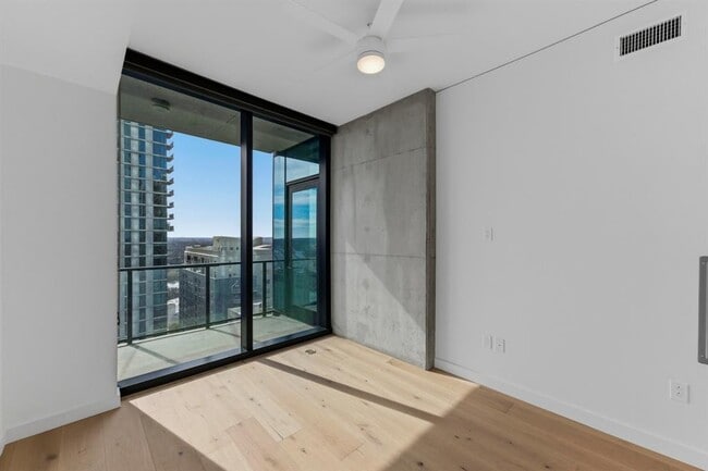 Building Photo - 610 Davis St